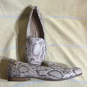 Faux Snake skin loafer women’s size 8 NWT